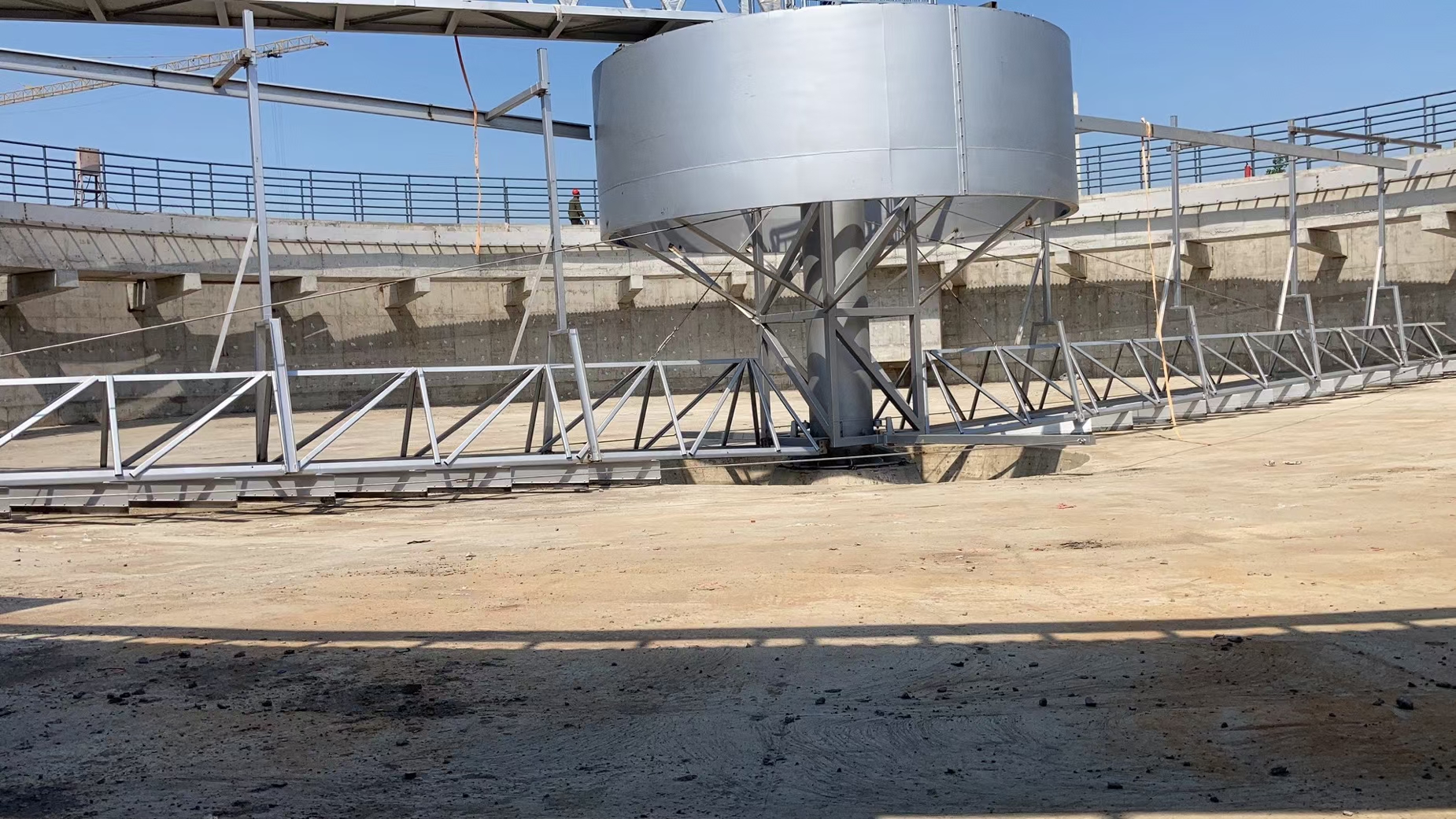 全桥式周边转动刮吸泥机